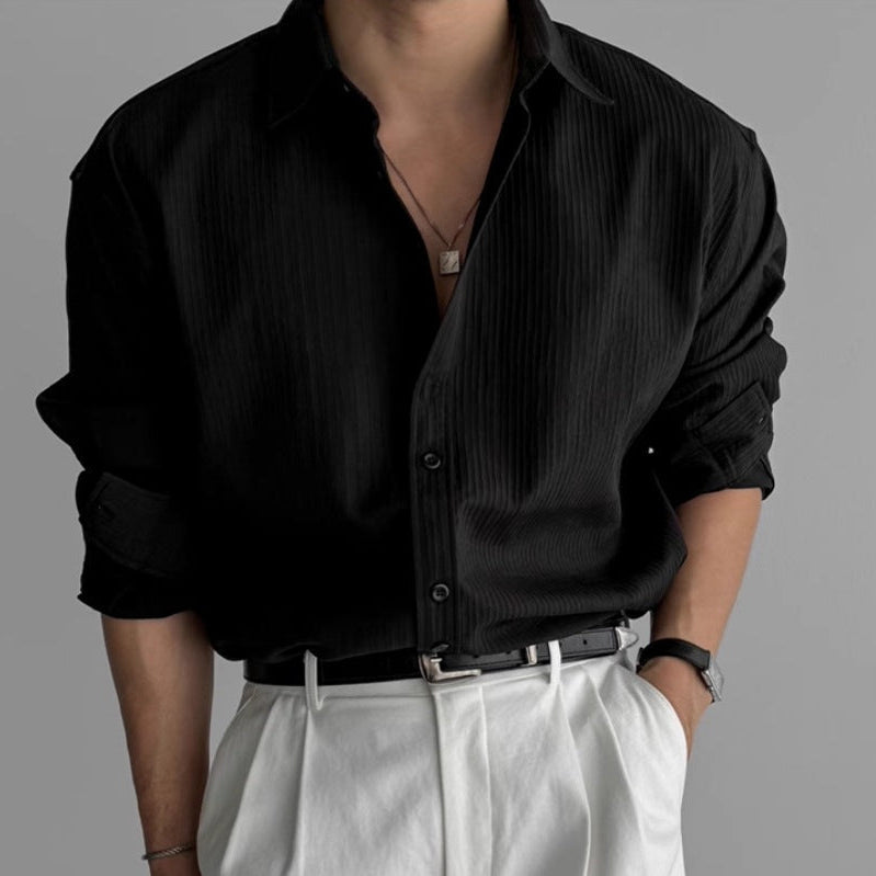 Minimalistisches weißes Herren Langarmhemd mit Plissee-Details. Zeitlos und elegant für jeden Anlass.