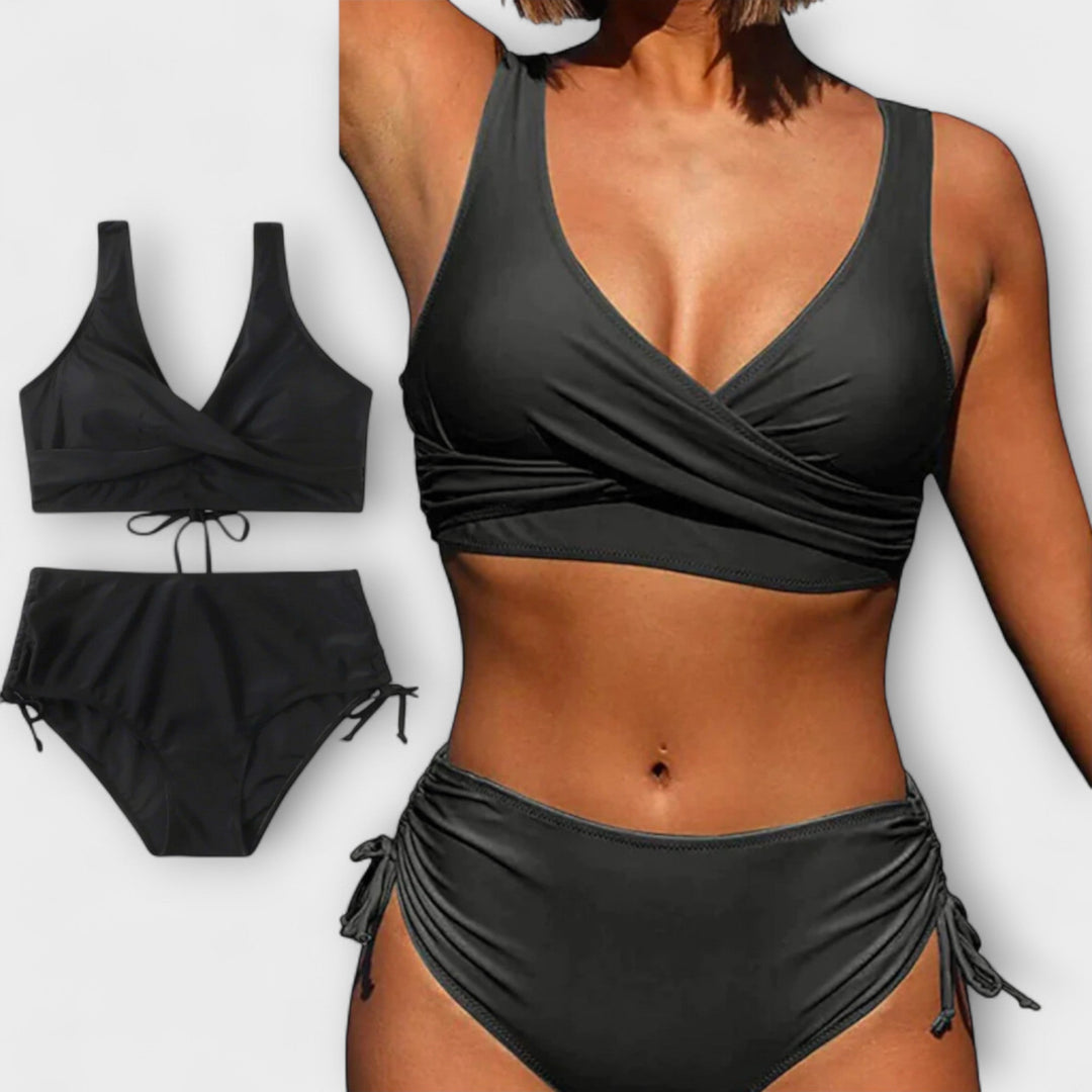 Eleganter Damen Zweiteiler Bikini. Hochgeschnittene Hose & Oberteil mit V-Ausschnitt. Ideal für Sommer & Urlaub.