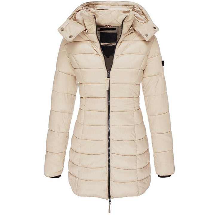 Detail: Hochwertiger Reißverschluss an stilvoller Damen-Daunenjacke. Warme Winter-Oberbekleidung.