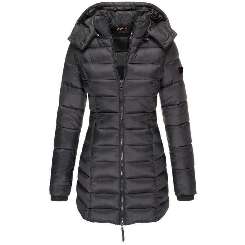 Stilvolle Damen-Winterjacke mit Kapuze, figurbetont. Warme Daunenjacke für kalte Herbsttage.