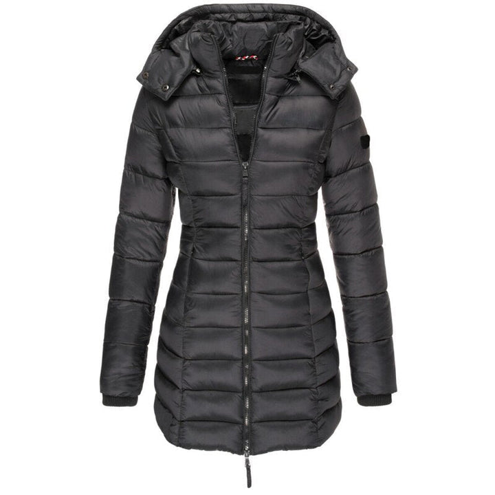 Stilvolle Damen-Winterjacke mit Kapuze, figurbetont. Warme Daunenjacke für kalte Herbsttage.