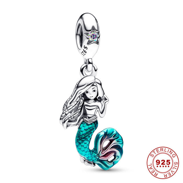 Maritimes Damenarmband mit schillernden Muscheln und Meerjungfrau-Charms.