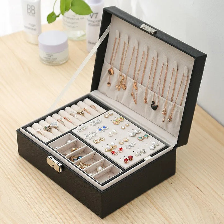 Detailansicht des stilvollen Schlosses an der doppellagigen PU-Leder Schmuckbox, elegant & sicher.