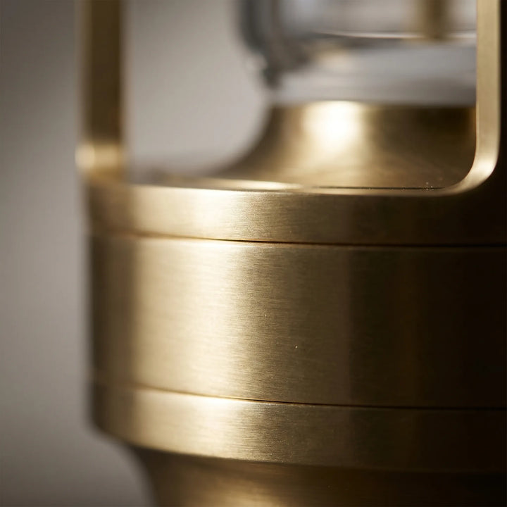 Elegante, silberne LED Designlampe, dimmbar und tragbar, laternenstil für warmes Akzentlicht.