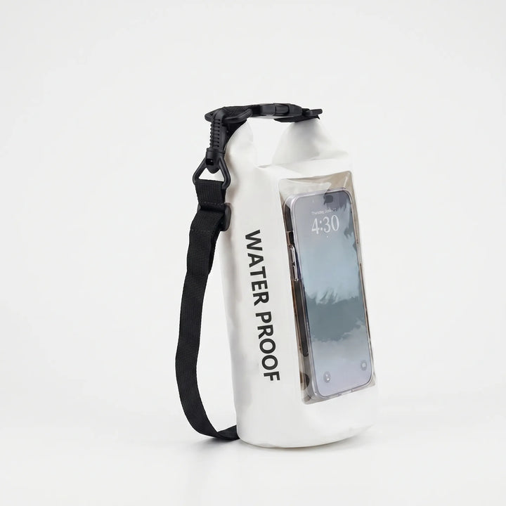 Blauer wasserdichter Drybag mit Rolltop-Verschluss und Sichtfenster, für unbeschwerte Abenteuer.
