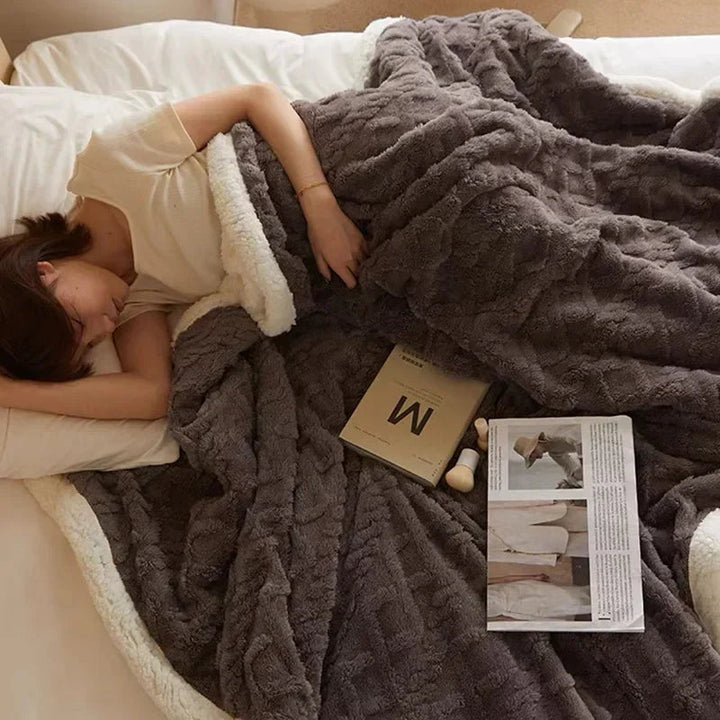 Moderne Heimtextilien: Beidseitige Kuscheldecke aus Fleece, wärmend, mit Strukturmuster. Ideal als Sofadecke.