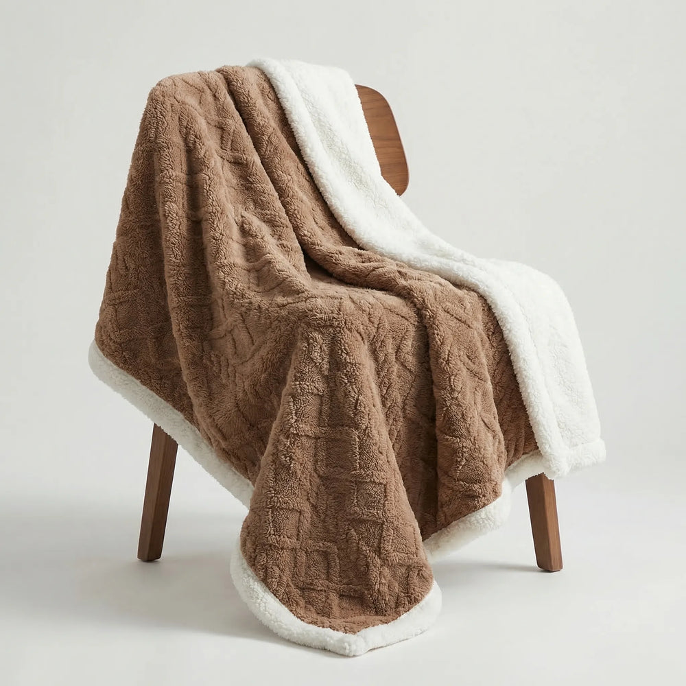Warme Winterdecke mit elegantem Strukturmuster, doppelseitig nutzbar, ideal als Wohndecke für Zuhause.