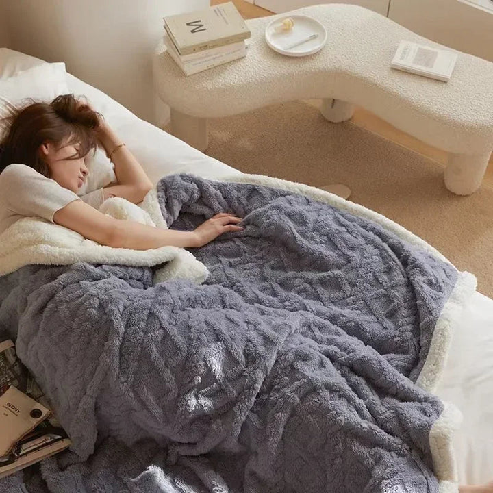 Warme, doppelseitige Wohndecke mit elegantem Strukturmuster, ideal als Kuscheldecke für Winter und Herbst.