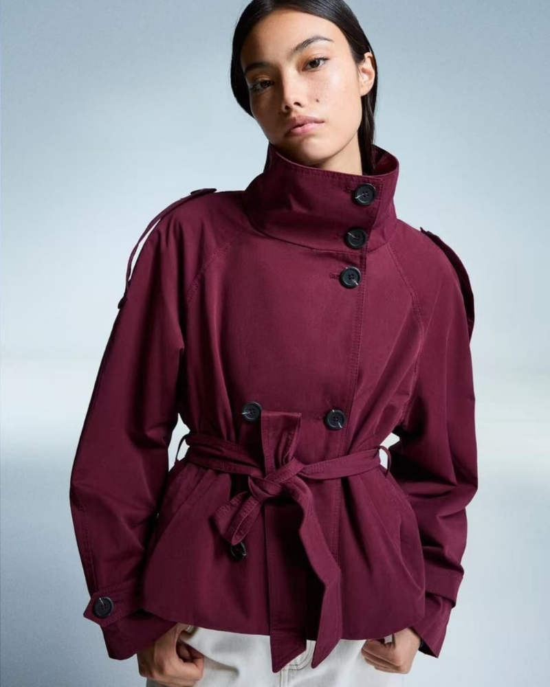 Schicke, elegante Damen Kurzjacke als Statement-Piece, perfekt für einen modernen, figurbetonten Look.