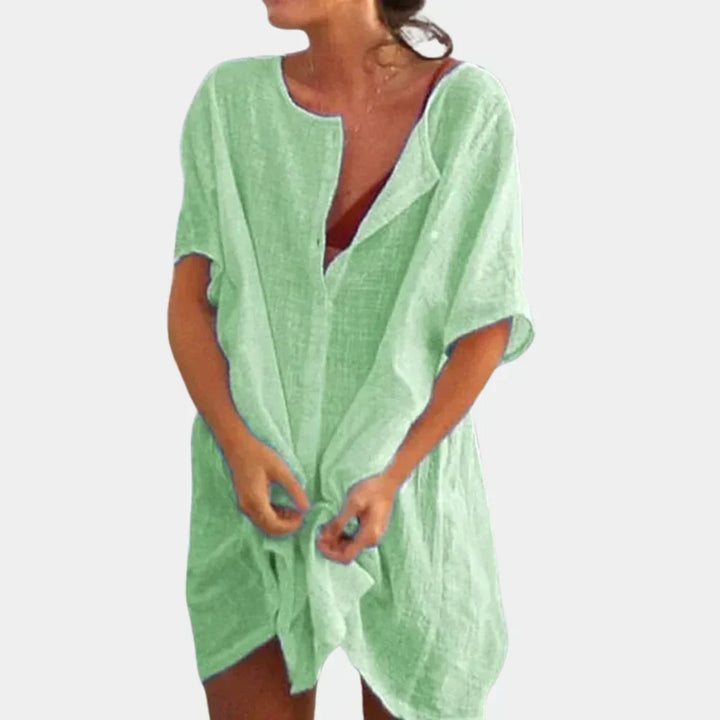 Modell trägt stylische Damen Strandtunika "Luna" aus Leinenmix als leichtes Sommerkleid für Strand und Urlaub.