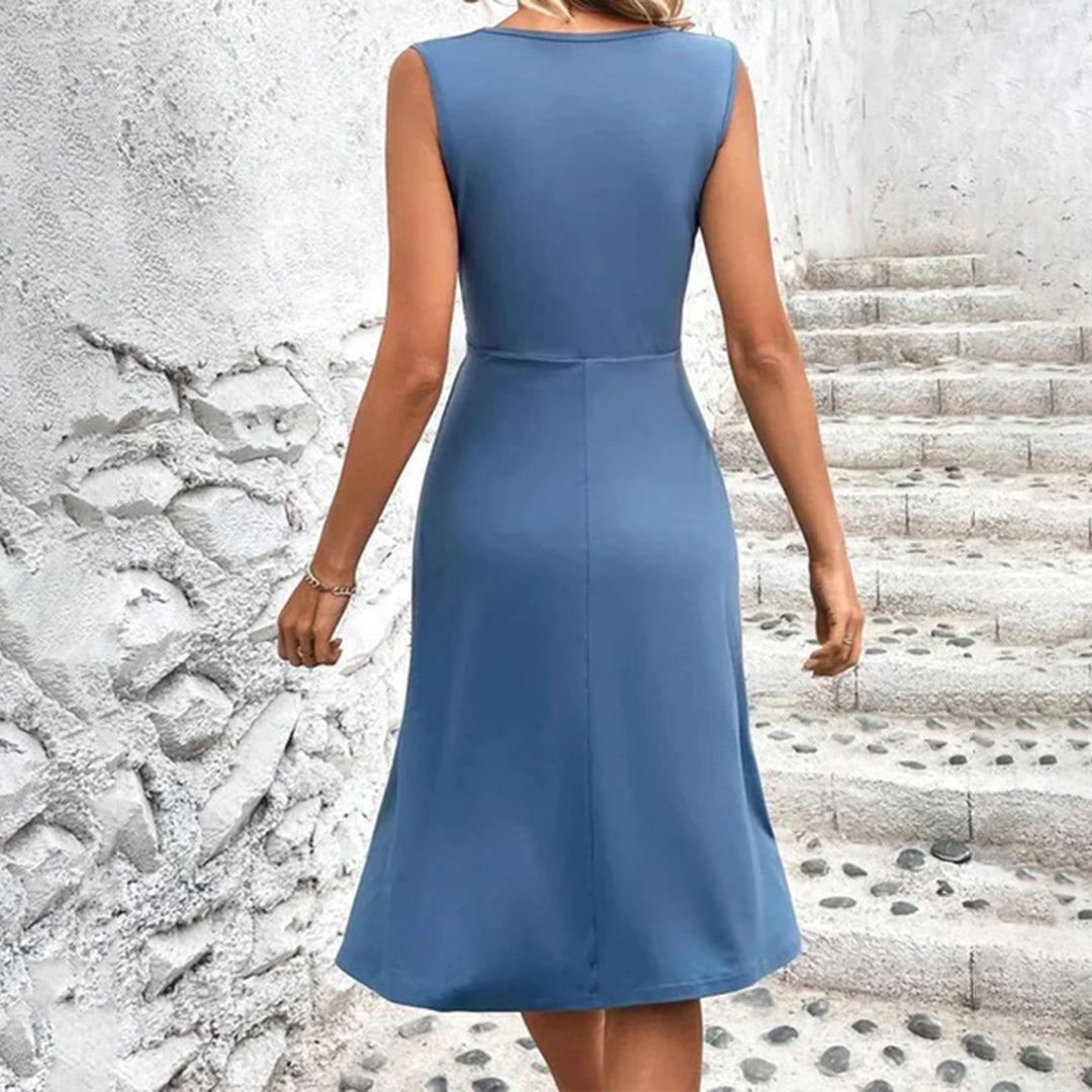 Elegantes Damen Maxikleid mit Blumenmuster, feinem Plissee und schmeichelhaftem V-Ausschnitt.