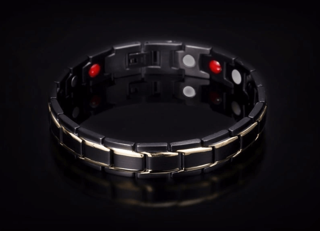 Nahaufnahme: Detail des SlimAura Edelstahl Magnetarmbands für Herren. Hochwertiger Schmuck für mehr Wohlbefinden.