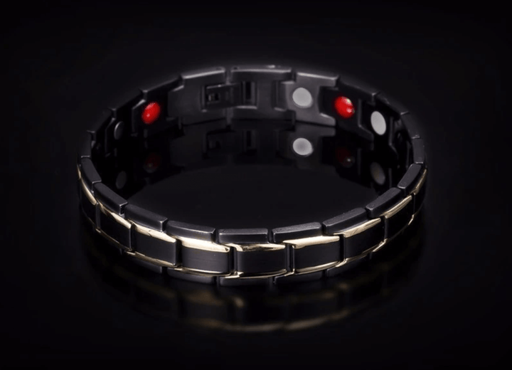 Nahaufnahme: Detail des SlimAura Edelstahl Magnetarmbands für Herren. Hochwertiger Schmuck für mehr Wohlbefinden.