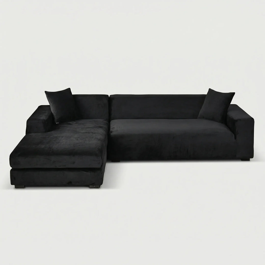 Sofabezug auf einem Sofa installiert, sorgt für eine glatte, faltenfreie Optik und effektiven Schutz.