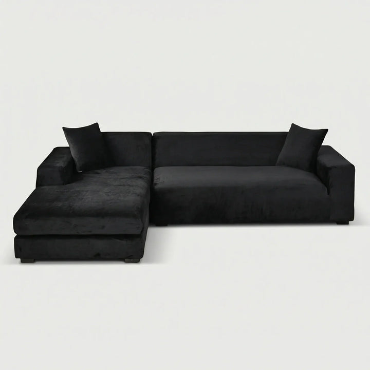 Sofabezug auf einem Sofa installiert, sorgt für eine glatte, faltenfreie Optik und effektiven Schutz.