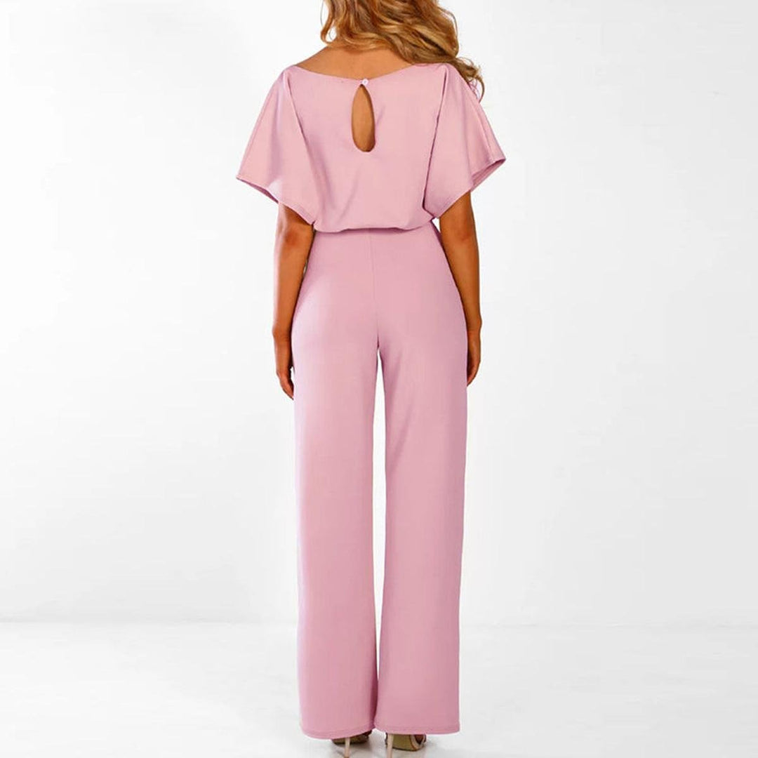 Lässiger Damen Jumpsuit, kurzärmlig, mit dekorativem Gürtel. Perfekter Sommer-Einteiler für Freizeit und Stil.