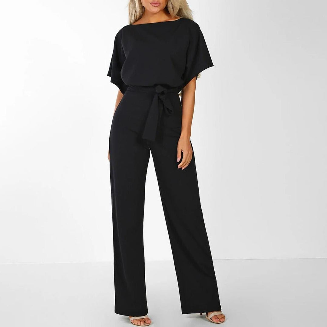 Bequemer Damen Kurzarm-Jumpsuit mit passendem Gürtel. Ideal für sommerliche Freizeitoutfits. Komfortabel & chic.