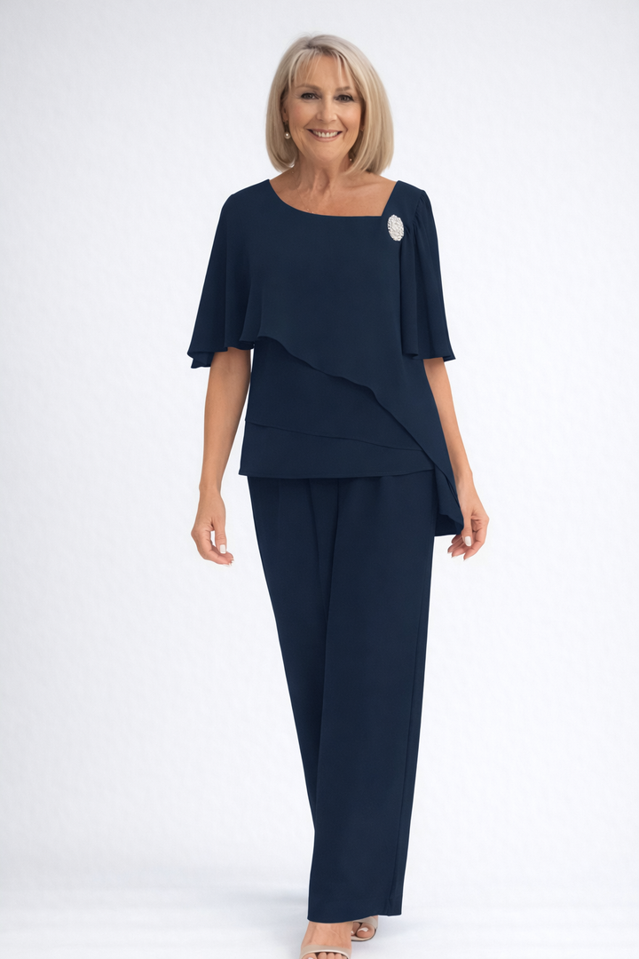 Stilvolles zweiteiliges Outfit für Damen in tiefem Marineblau, ideal für festliche Anlässe.