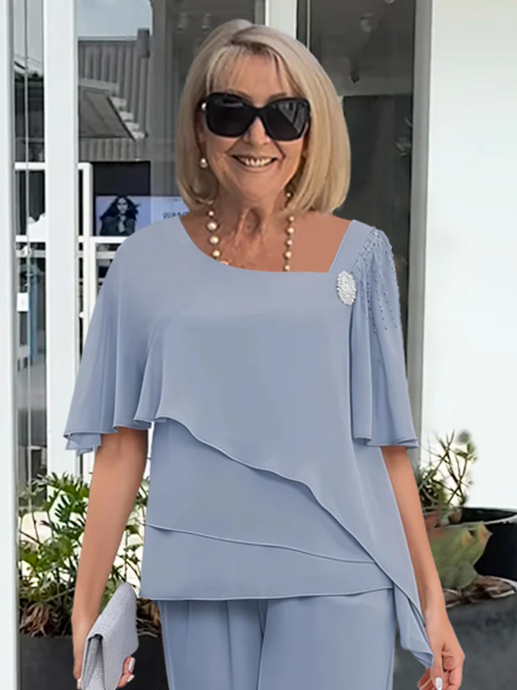 Komplettes Set aus fließender Bluse und bequemer Hose in Marineblau für Damen.