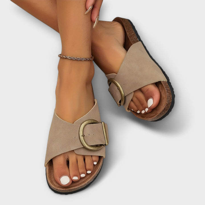 Stylische Frau genießt den Komfort ihrer neuen Sommersandalen