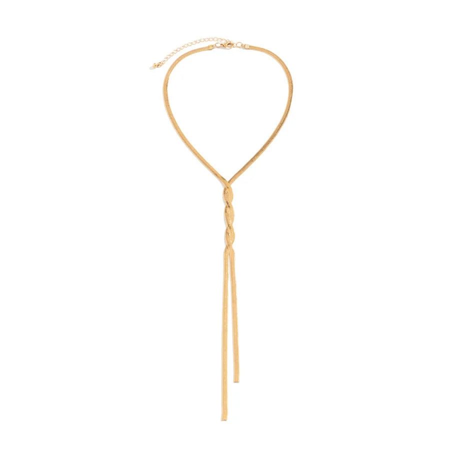 Model trägt eine lange, verstellbare Schlangenkette aus Gold, betont den Hals elegant und modern.