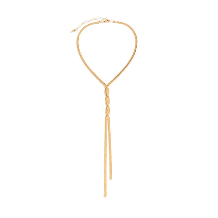 Model trägt eine lange, verstellbare Schlangenkette aus Gold, betont den Hals elegant und modern.