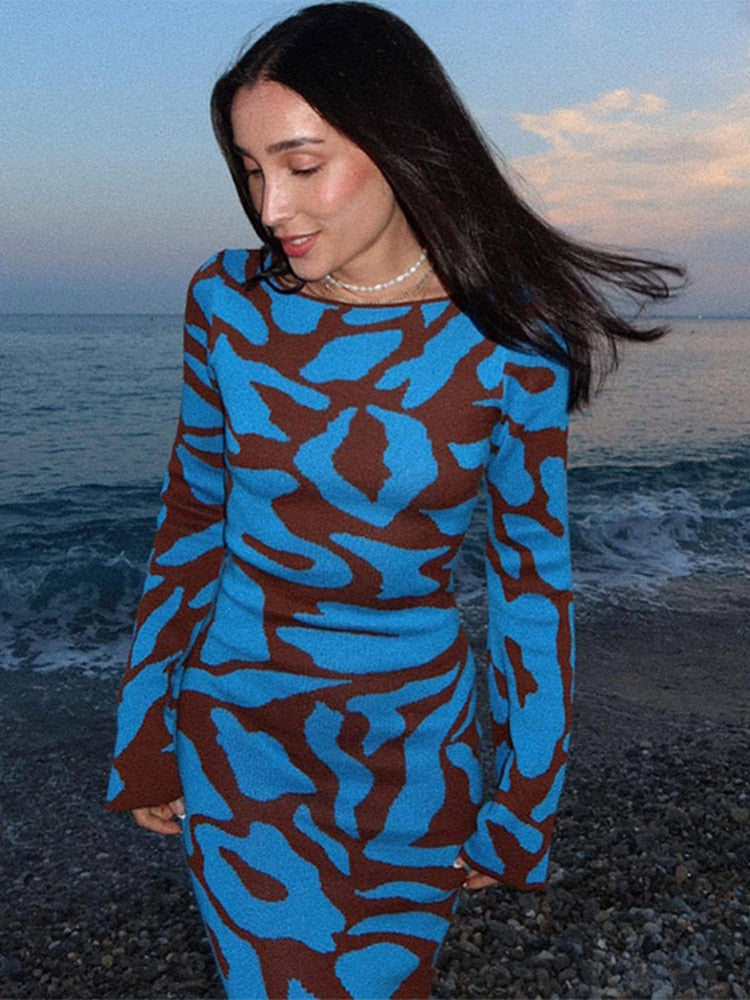 Bequemes & modisches Damen-Strickkleid mit langen Ärmeln, ideal als Freizeit- oder Abendkleid.