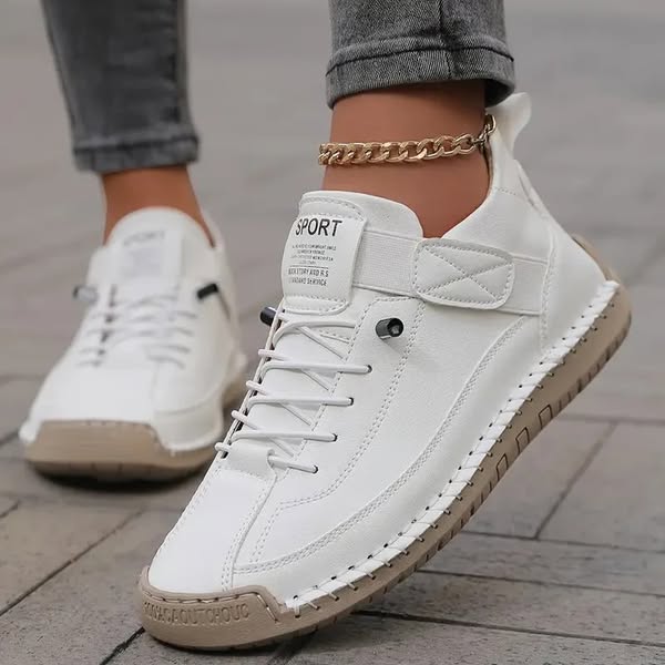 Weiße, leichte Damen-Sneakers mit atmungsaktivem Obermaterial, optimal für Komfort & Halt den ganzen Tag.