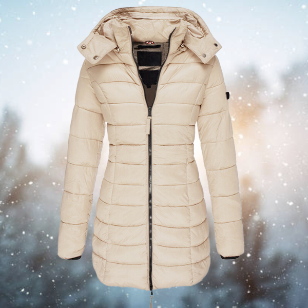 Rückenansicht eines warmen Damen Winter Parkas mit Kapuze. Stilvolle Frauenmode für Outdoor-Aktivitäten.