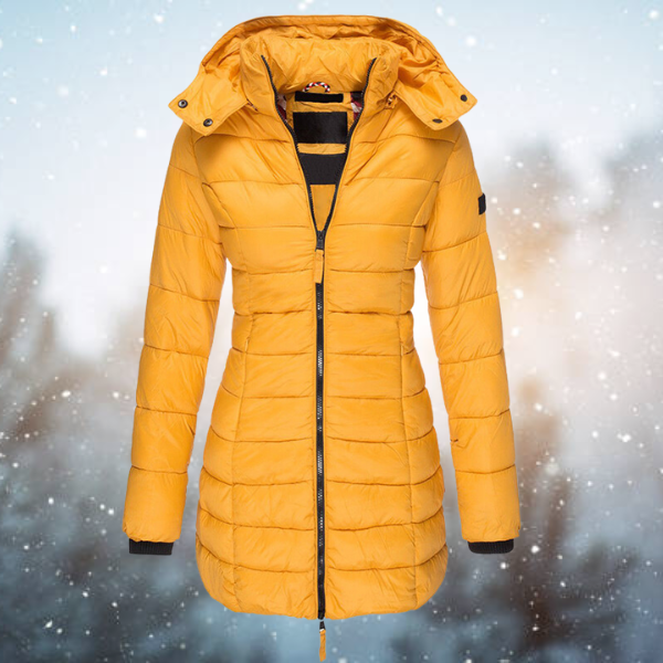 Detailansicht: Warme Kapuze eines eleganten Damen Winter Parkas. Optimaler Kälteschutz für Outdoor.