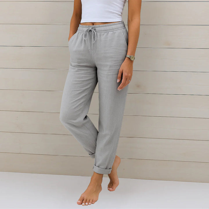 Komfortable Damen Hose mit weitem Bein & sanftem Stretch. Perfekte Marlenehose für entspannte Sommertage.