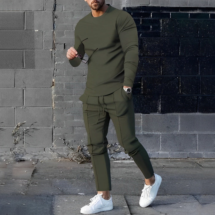 Modernes Herren Zweiteiler-Set: Eleganter Pullover und Jogginghose. Ideal für stilvolle Freizeitkleidung.