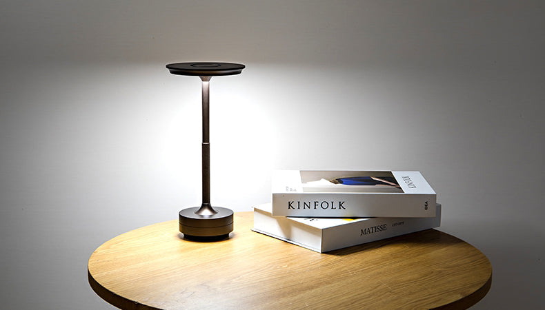 USB-C aufladbare LED-Tischlampe, kabellos, dimmbar, IP44 wetterfest. Stilvolle Outdoor- & Innenlampe.