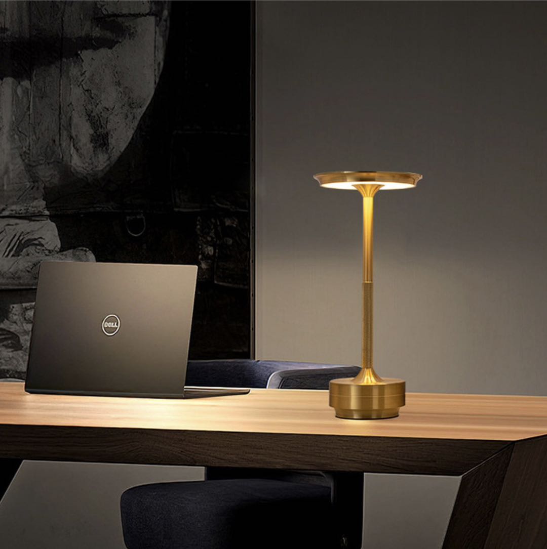 Kabellose Aluminium-Tischlampe mit warmweißem Licht, dimmbar, IP44 wetterfest. Luxus für Terrasse & Balkon.