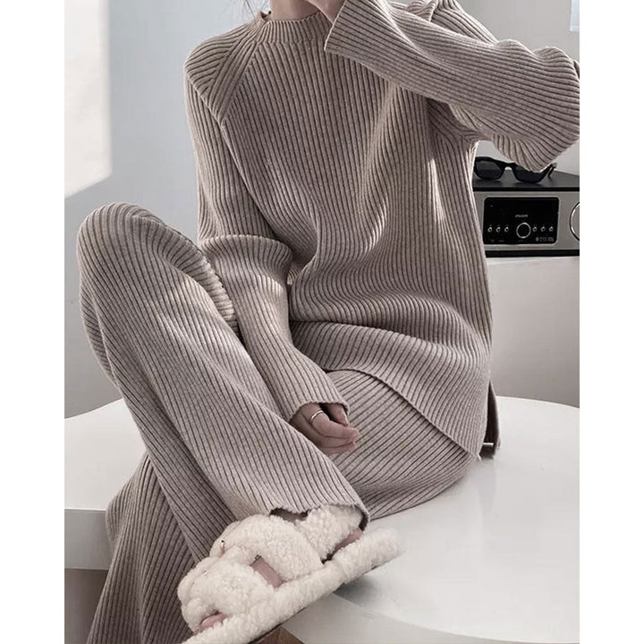 Detailaufnahme des Damen Strick-Sets: Zeigt die hochwertige Stricktextur von Pullover und Hose.