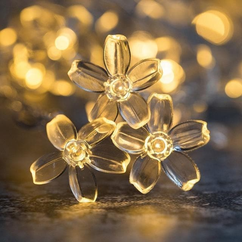 LED-Lichterkette warmweiß für stimmungsvolle Außenbeleuchtung im Garten oder auf dem Balkon.