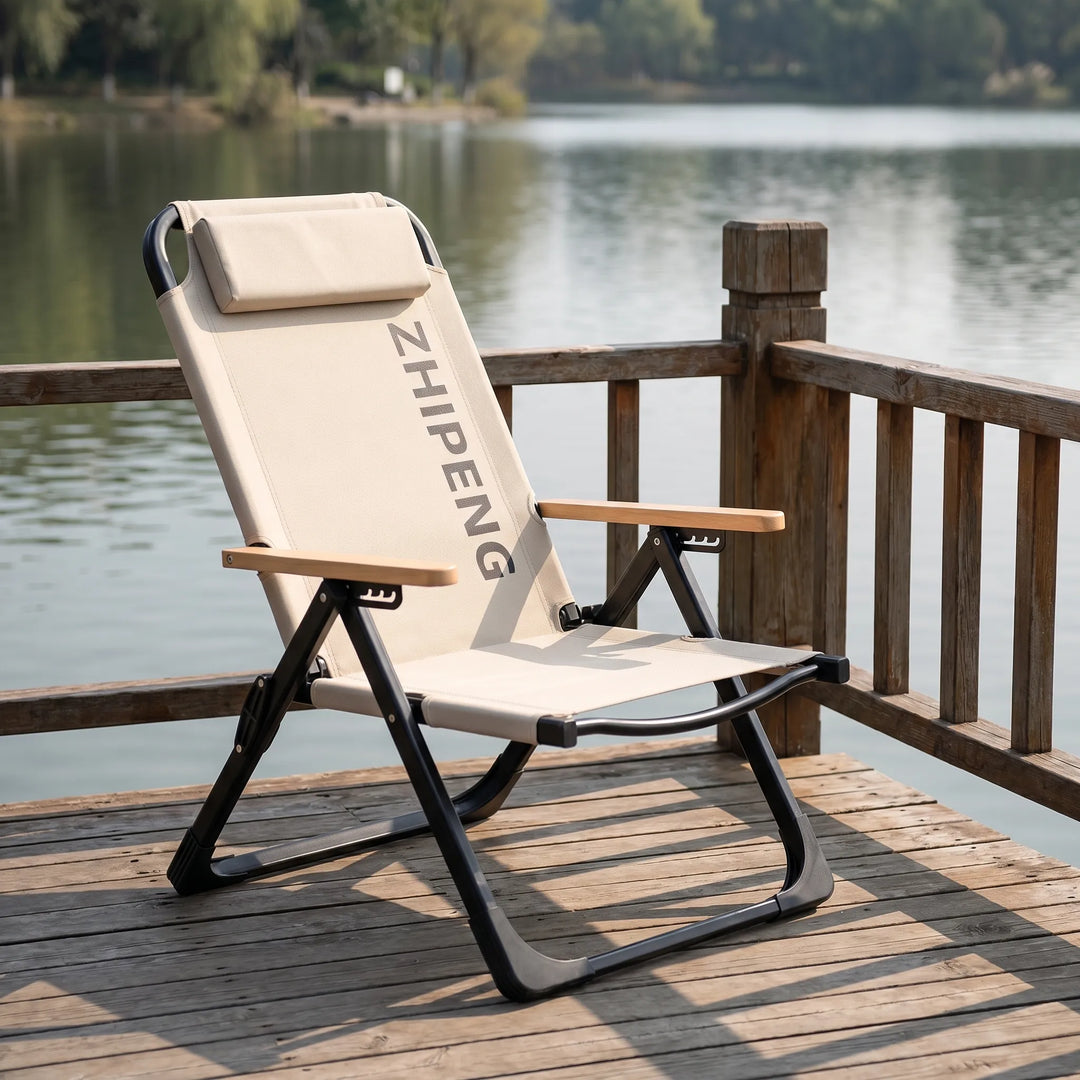 Faltbarer Loungesessel für entspannende Momente im Garten oder auf dem Balkon. Modernes, platzsparendes Design.