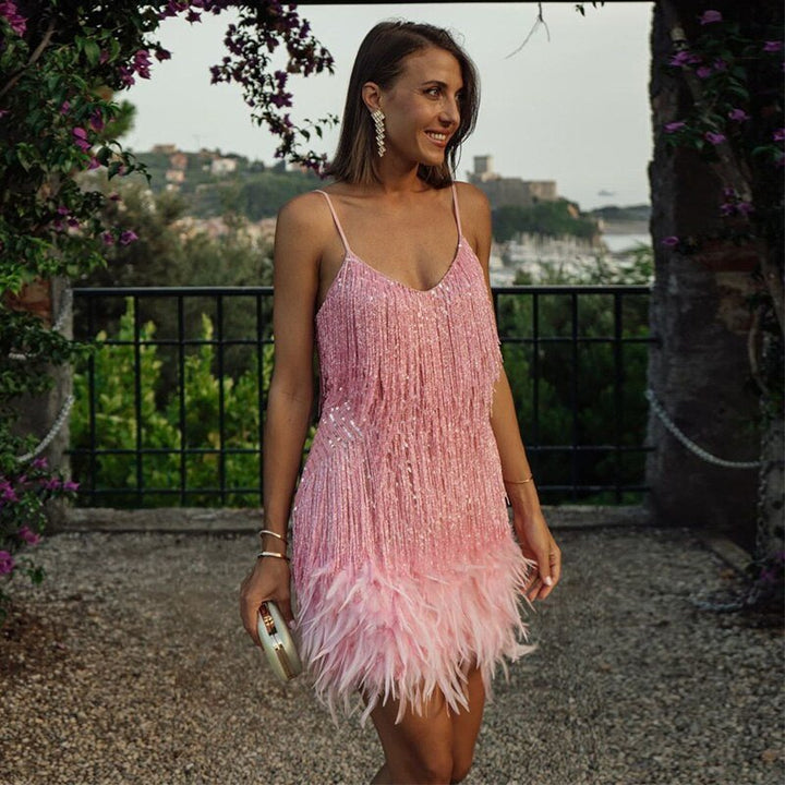Glamouröses Damen Minikleid mit opulenten Federn. Perfektes Abend- & Partykleid für einen atemberaubenden Auftritt.