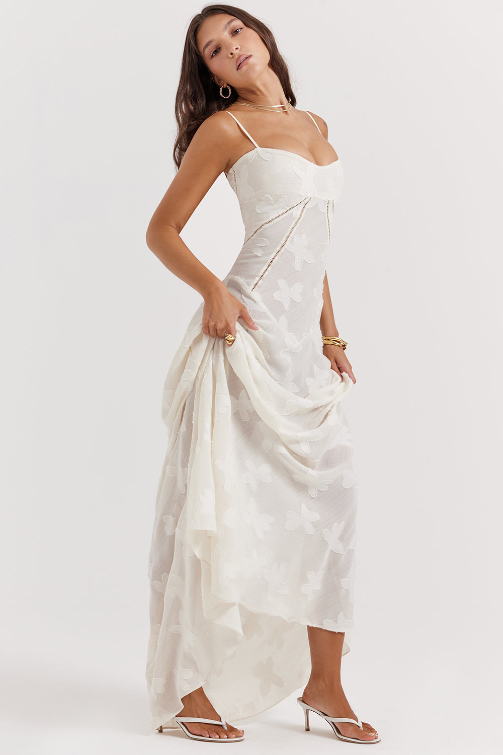 Festliches Damenkleid mit zarten Spaghettiträgern, floralem Muster und elegantem Schnitt, ideal für Feiern.