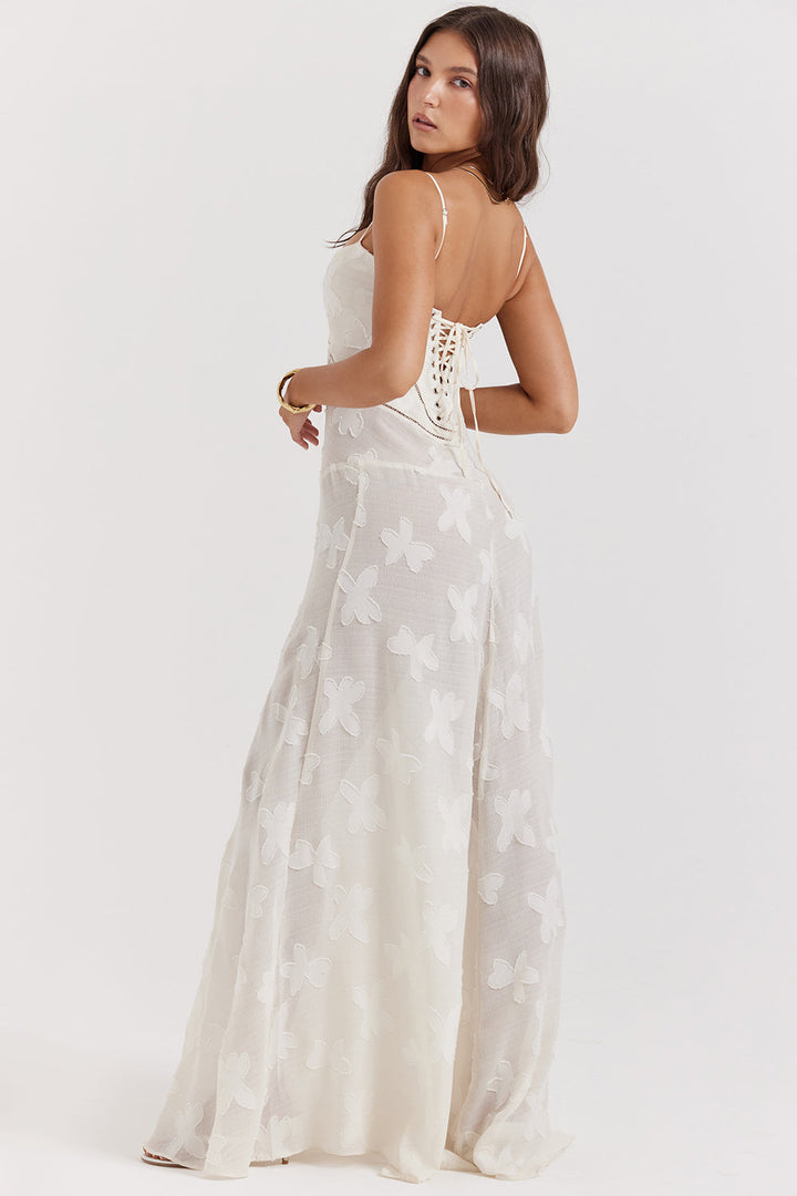 Romantisches Damenkleid mit fließendem Stoff, floralem Design und Korsettdetails am Rücken, sehr elegant.