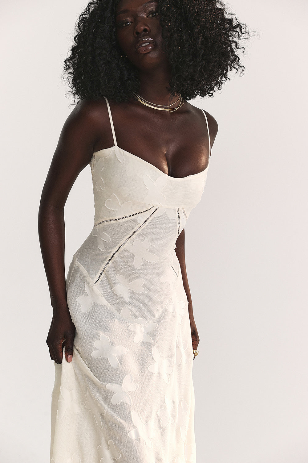Nahaufnahme: Blumenmuster auf festlichem Damenkleid mit elegantem Korsett-Rücken, ideal für besondere Anlässe.