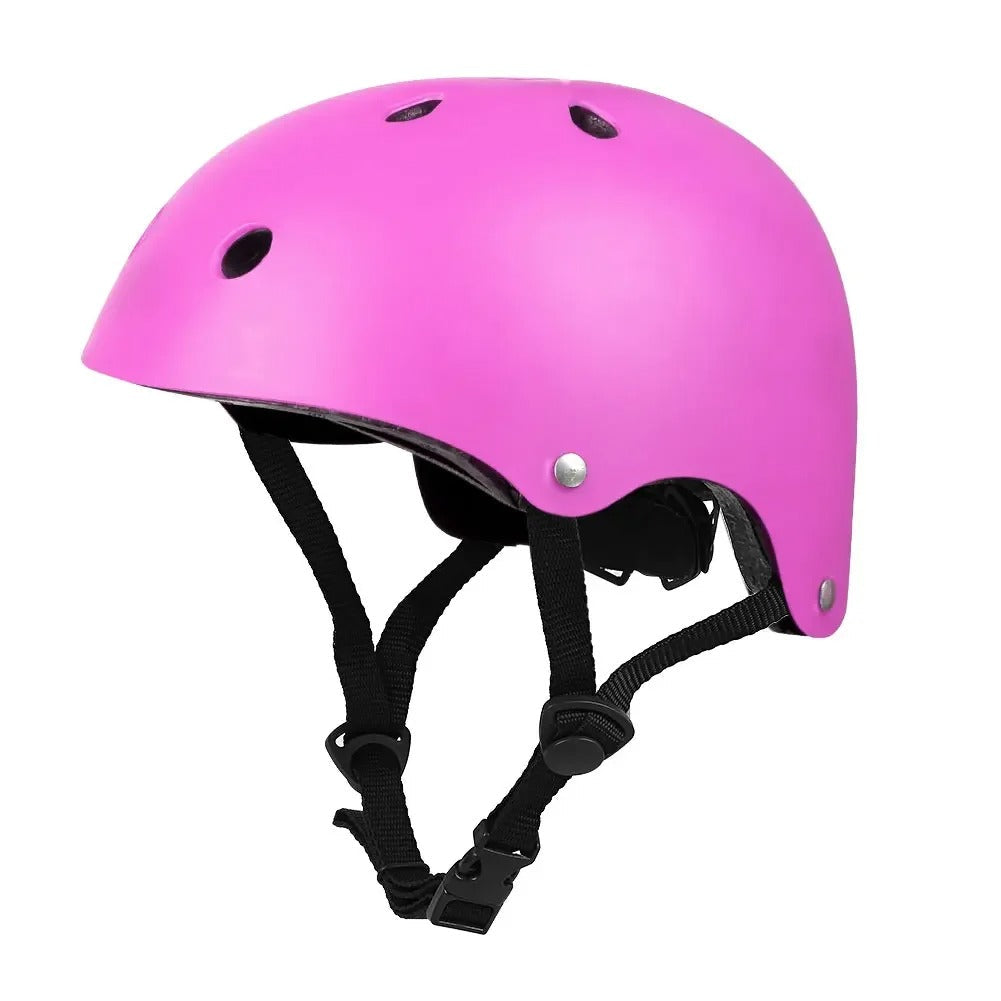 Fahrradfahrer trägt SafeRide Unisex Fahrradhelm. Bietet Schutz & Komfort auf jeder Radtour, sicher & stilvoll.