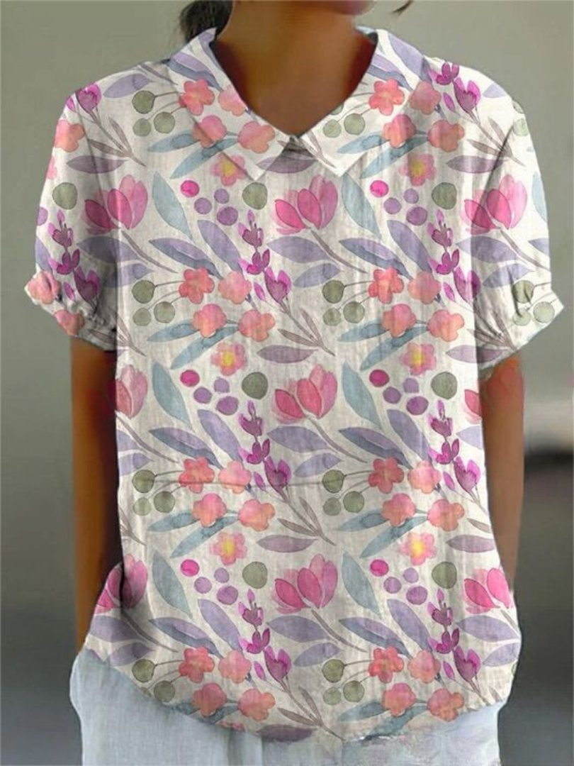 Nahaufnahme des Blumendrucks auf einer eleganten Damen Langarm Bluse, Frühlings-/Sommermode.