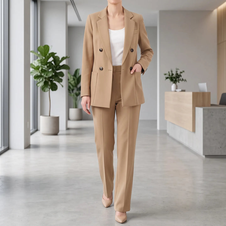 Eleganter Damen Hosenanzug in schlanker Passform. Stilvoller Zweiteiler für Business & formelle Anlässe.