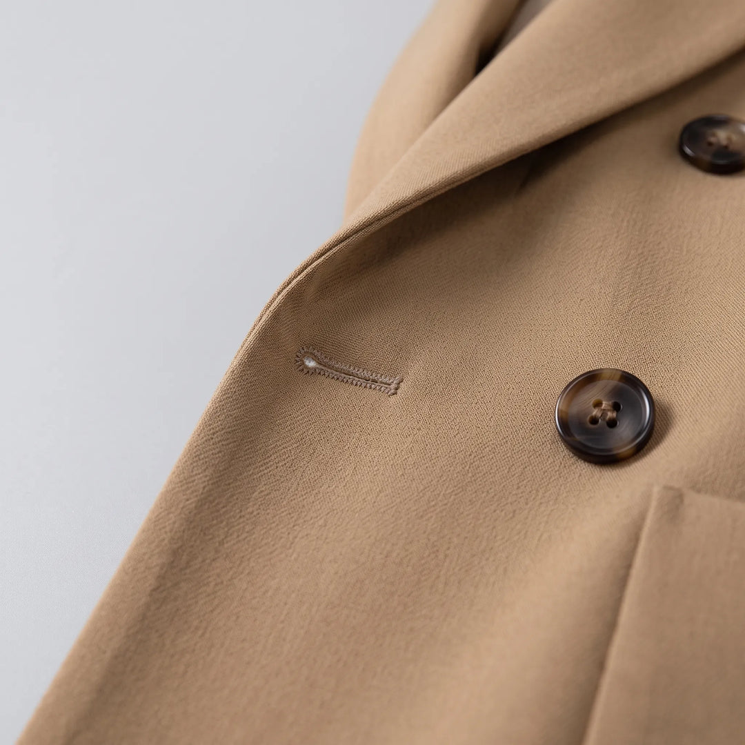 Schicker Damen Hosenanzug mit schlanker Passform, ideal für ein elegantes Büro Outfit oder besondere Anlässe.