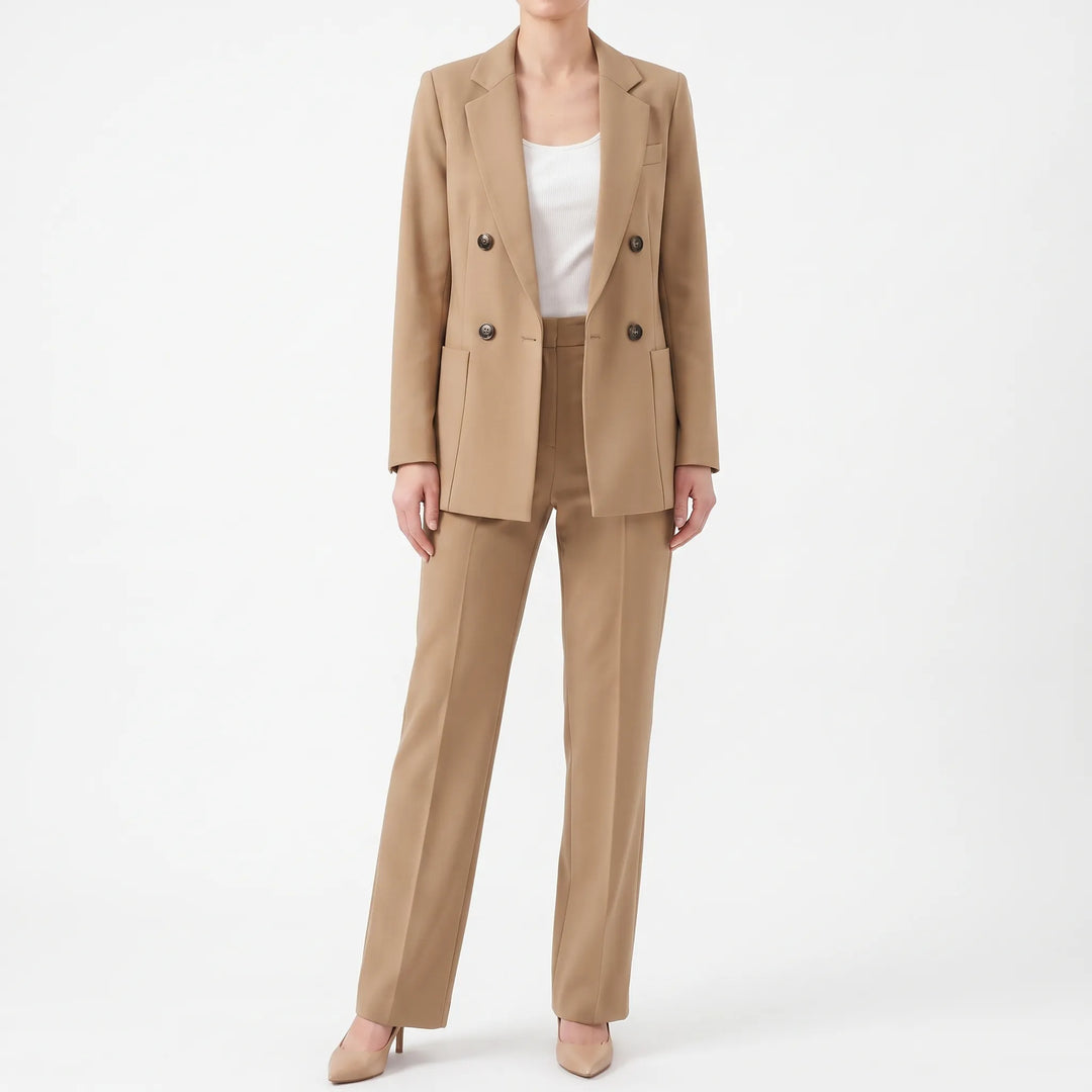 Stilvoller Damen Hosenanzug, perfekt für Herbstmode. Ein formeller Zweiteiler für einen eleganten Business-Look.
