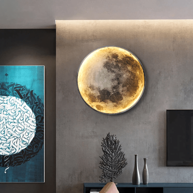 Kompakte 3D-Mondlampe als Nachttischlampe, bietet angenehmes, dimmbares LED Licht für ruhige Nächte.