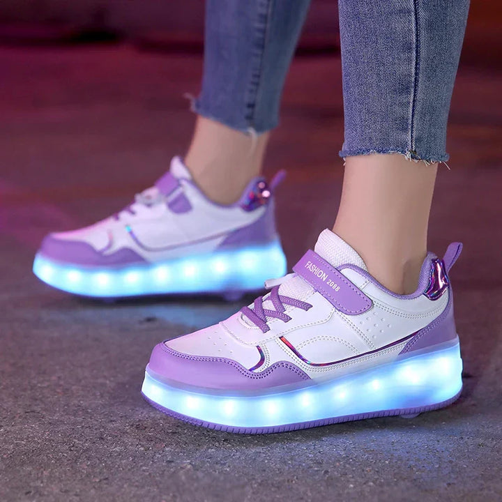 Detailansicht der orthopädischen Kinderrollschuhe mit leuchtenden LED-Rädern und bunten Akzenten.