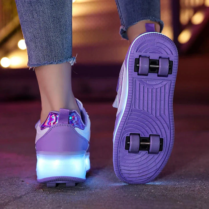 Aktives Kind fährt mit orthopädischen Rollschuhen, die LED-Lichter blinken beim Skaten auf der Straße.
