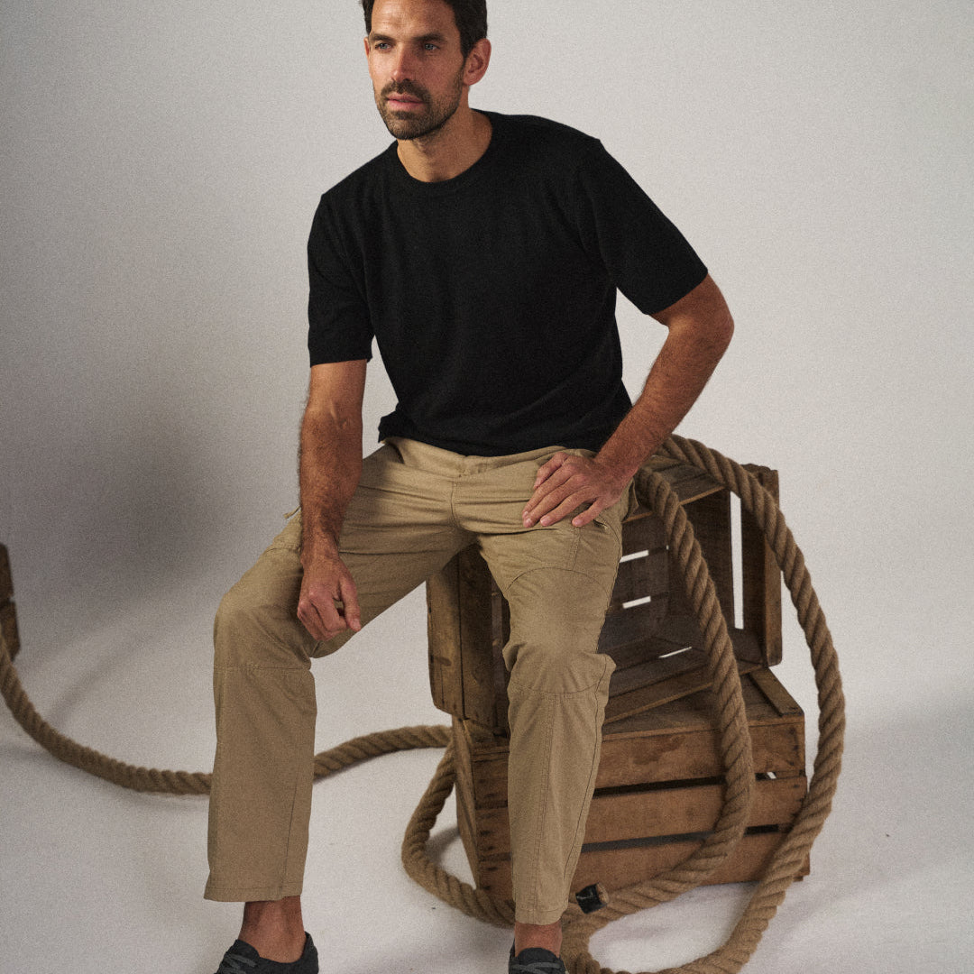 Khaki Herren Cargo-Hose mit Vier-Wege-Stretch für maximale Bewegungsfreiheit. Robuste Reise- und Outdoorhose.